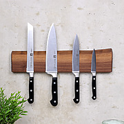Magnetische Messerleiste aus amerikanischem Nussbaum mit natürlicher Baumkante und Küchenmessern an der Wand montiert