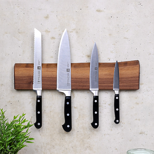 Magnetische Messerleiste aus amerikanischem Nussbaum mit natürlicher Baumkante und Küchenmessern an der Wand montiert
