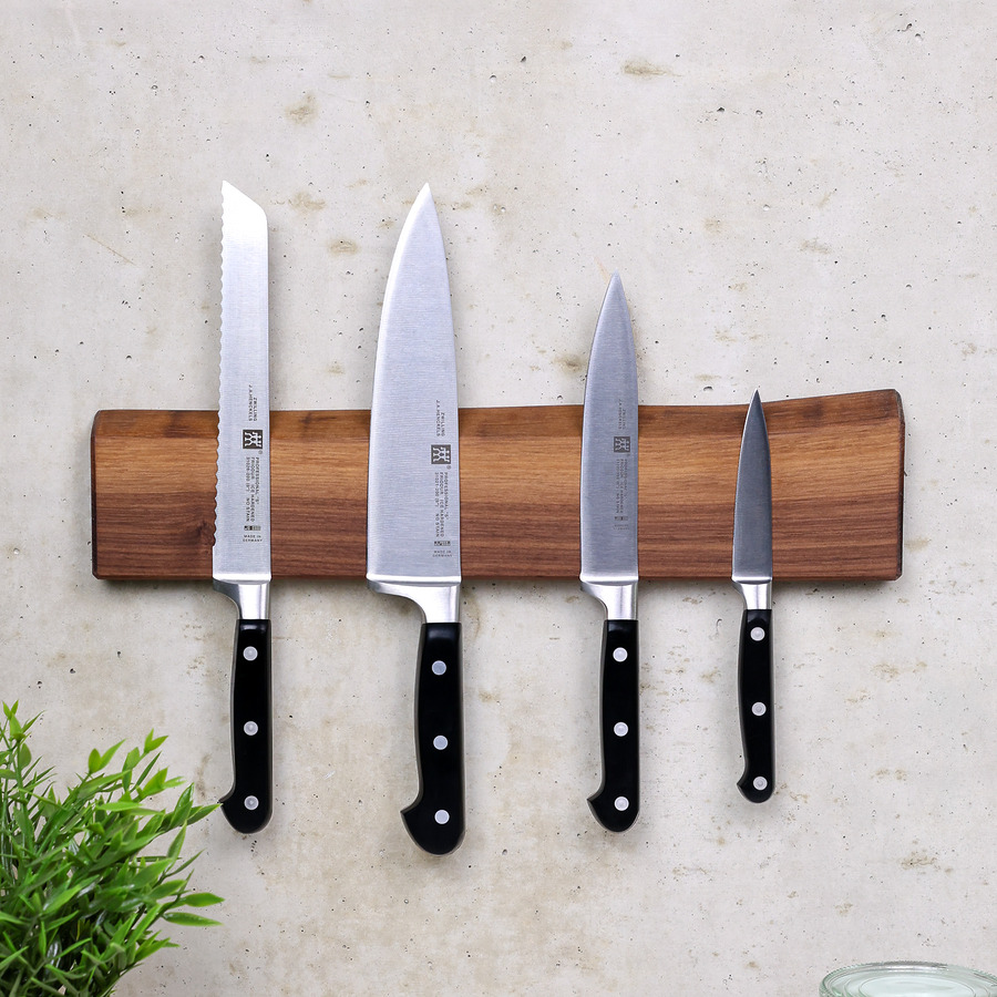 Magnetische Messerleiste aus amerikanischem Nussbaum mit natürlicher Baumkante und Küchenmessern an der Wand montiert