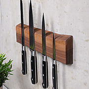 Detailaufnahme der Stirnseite einer magnetischen Messerleiste aus amerikanischem Nussbaum mit Baumkante und feiner Holzstruktur