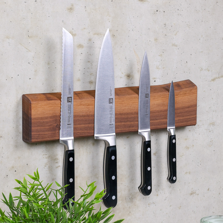 magnetische-messerleiste-nussbaum-baumkante-wandmontage-links Magnetische Messerleiste aus Nussbaum mit Baumkante an der Wand – Ansicht von links mit befestigten Messern