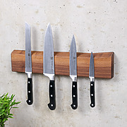 Magnetische Messerleiste aus Nussbaum mit natürlicher Baumkante – Seitenansicht von rechts mit mehreren Messern