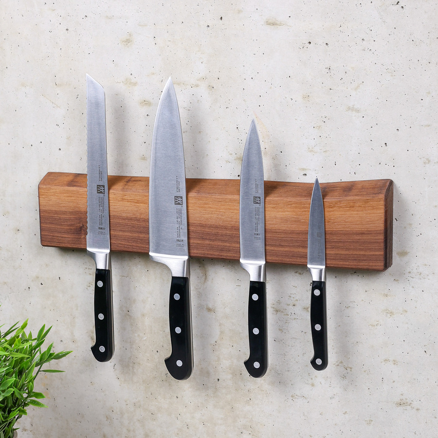 magnetische-messerleiste-nussbaum-baumkante-wandmontage-rechts Magnetische Messerleiste aus Nussbaum mit natürlicher Baumkante – Seitenansicht von rechts mit mehreren Messern