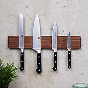 Magnetische Messerleiste aus amerikanischem Nussbaum mit Küchenmessern an der Wand montiert