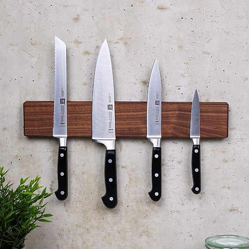 Magnetische Messerleiste aus amerikanischem Nussbaum mit Küchenmessern an der Wand montiert