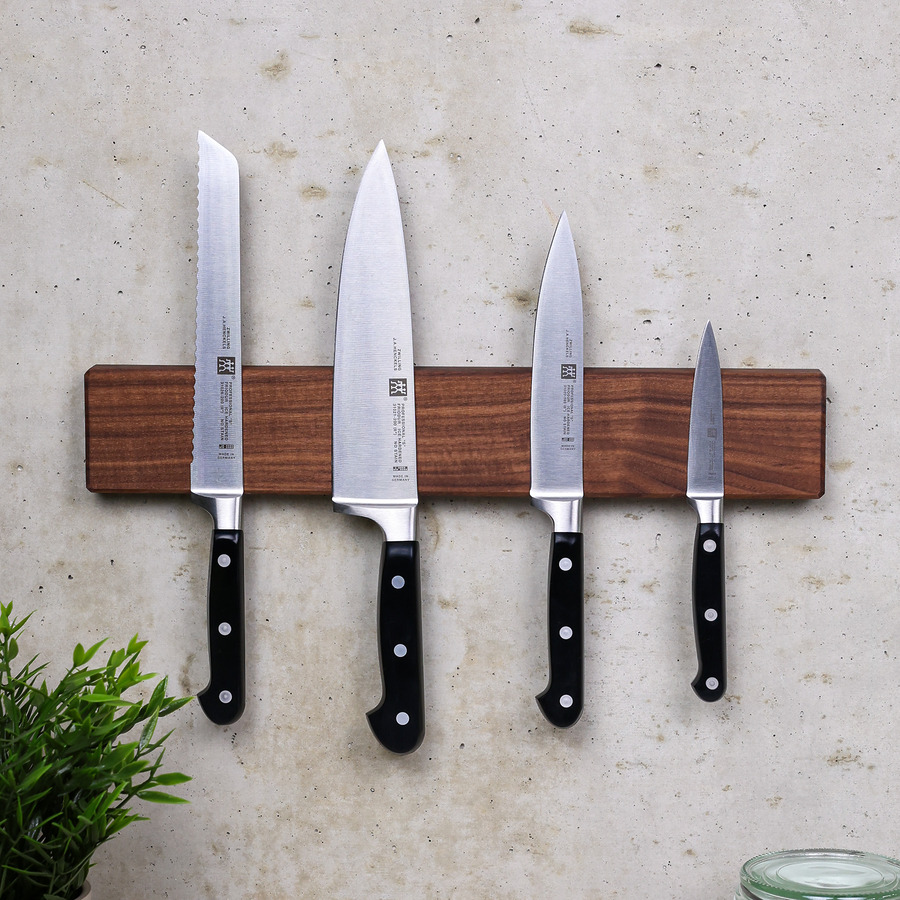 Magnetische Messerleiste aus amerikanischem Nussbaum mit Küchenmessern an der Wand montiert