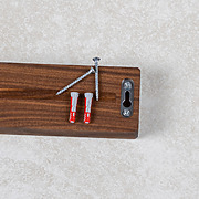 Rückseite einer magnetischen Messerleiste aus Nussbaum mit Befestigung für die Wandmontage