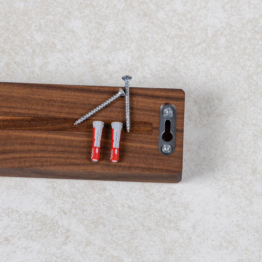 magnetische-messerleiste-nussbaum-rueckseite-befestigung Rückseite einer magnetischen Messerleiste aus Nussbaum mit Befestigung für die Wandmontage