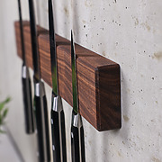 Detailaufnahme der Stirnseite einer magnetischen Messerleiste aus amerikanischem Nussbaum mit feiner Holzstruktur