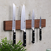 Magnetische Messerleiste aus Nussbaum an der Wand – Ansicht von links mit befestigten Messern