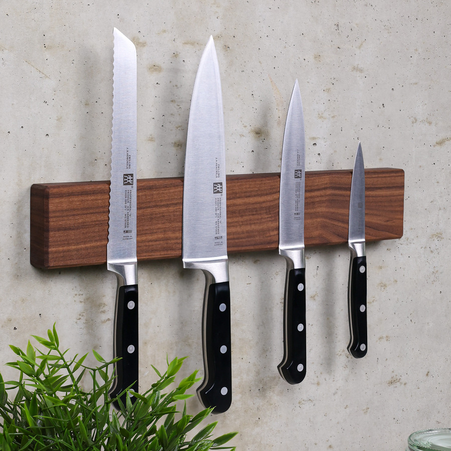 magnetische-messerleiste-nussbaum-wandmontage-links Magnetische Messerleiste aus Nussbaum an der Wand – Ansicht von links mit befestigten Messern