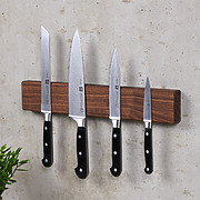 Magnetische Messerleiste aus Nussbaum an der Wand – Seitenansicht von rechts mit mehreren Messern