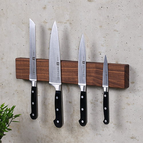 Magnetische Messerleiste aus Nussbaum an der Wand – Seitenansicht von rechts mit mehreren Messern