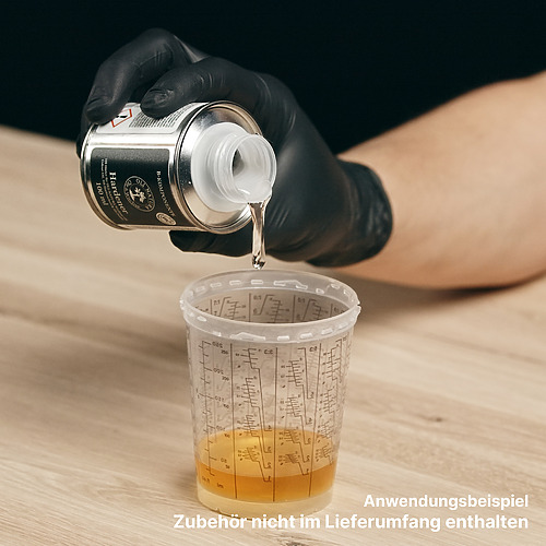 OLI-NATURA HS-Härter wird zum Mischen in einen Mischbecher gegossen