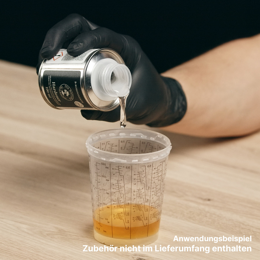 oli-natura-hs-haerter-hardener-100ml-anwendung OLI-NATURA HS-Härter wird zum Mischen in einen Mischbecher gegossen