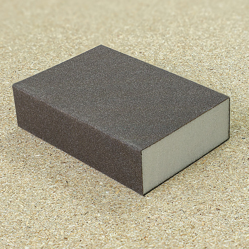 OLI-NATURA Schleifschwamm P220 Seitenansicht mit 4-seitiger Schleiffläche für Handschliff an Holz und Schneidebrettern