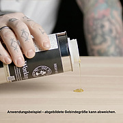 Anwendung des OLI-NATURA Worktop-Oil auf einer Holzarbeitsplatte – Einölen einer Massivholzoberfläche