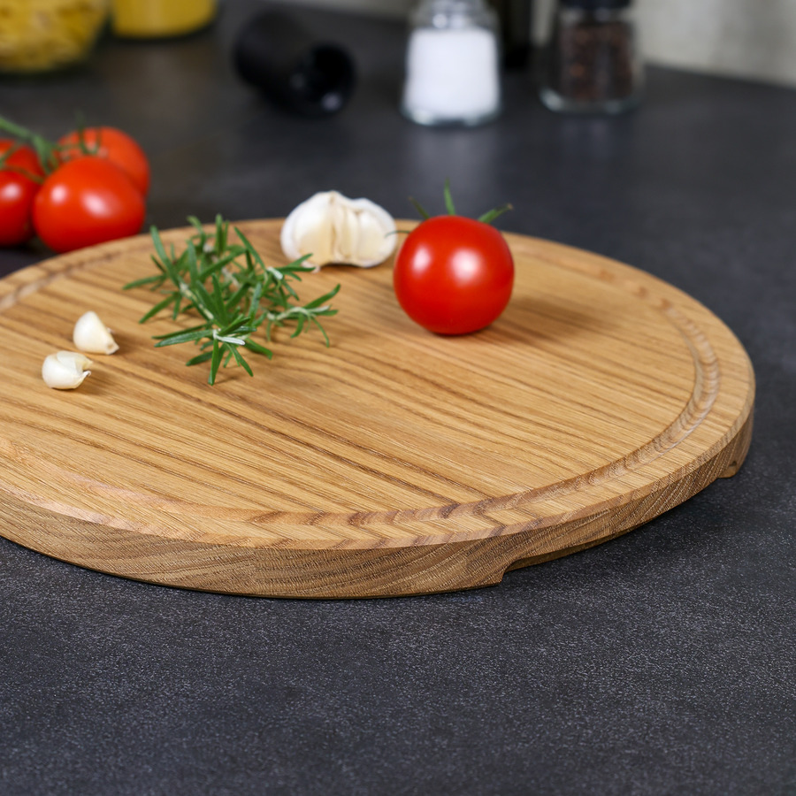Rundes Pizzabrett aus massiver Eiche mit Krümelrille und Griffmulde, handgefertigt und geölt