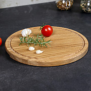 Rundes Pizzabrett aus massiver Eiche mit Krümelrille und Griffmulde, handgefertigt mit geölter Oberfläche