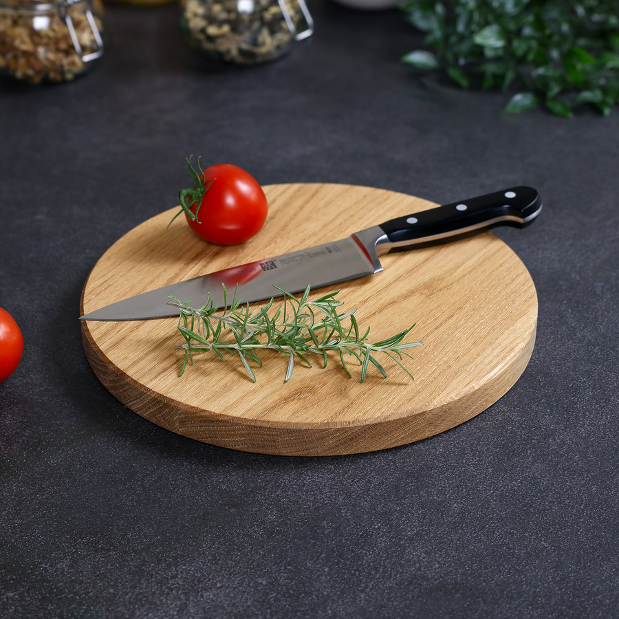 pizzabrett-rund-eiche-handgefertigt-4 Rundes Pizzabrett aus Eiche mit Küchenutensilien dekoriert, handgefertigt und geölt