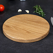 Nahaufnahme der natürlichen Holzmaserung und der elegant gefasten Kante eines handgefertigten Pizzabrettes aus Eiche