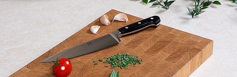 Stirnholz-Schneidebrett aus Eiche mit Messer