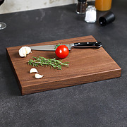 Schneidebrett aus amerikanischer Walnuss mit Küchenutensilien dekoriert, handgefertigt und geölt