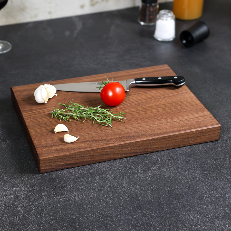 schneidebrett-amerikanische-nuss-handgefertigt-2 Schneidebrett aus amerikanischer Walnuss mit Küchenutensilien dekoriert, handgefertigt und geölt