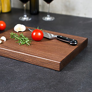 Eckansicht eines handgefertigten Schneidebrettes aus Nussholz