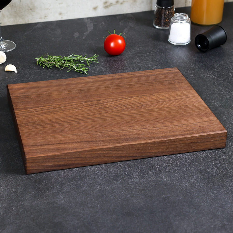 schneidebrett-amerikanische-nuss-handgefertigt-6 Schneidebrett aus massivem Nussholz ohne Saftrille und Griffmulde, handgefertigt mit geölter Oberfläche