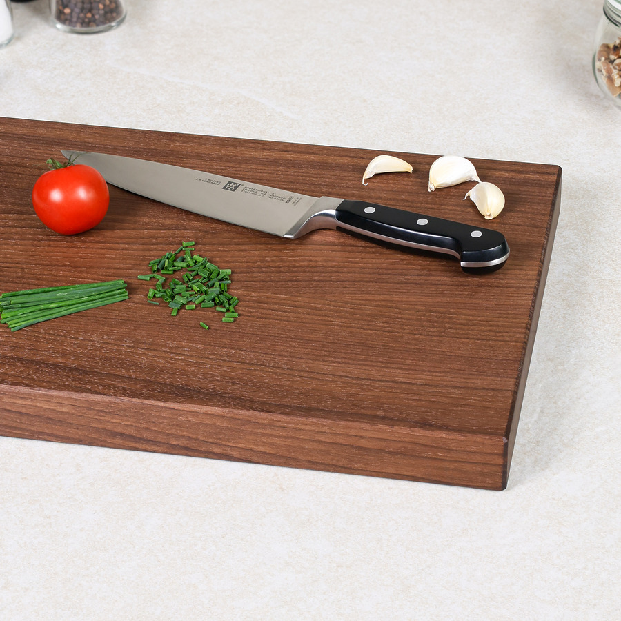 Schneidebrett aus amerikanischem Nussbaum mit Tomaten, Küchenkräutern und Messer