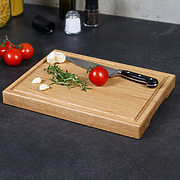 Schneidebrett aus Eiche mit Küchenutensilien dekoriert, mit Saftrille und Griffmulde, handgefertigt und geölt