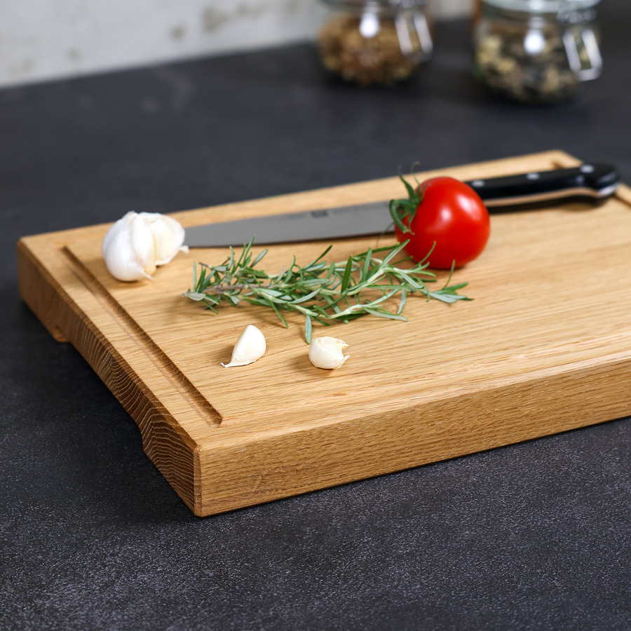 schneidebrett-eiche-handgefertigt-4 Handgefertigtes Schneidebrett aus geölter Eiche, dekoriert mit Küchenutensilien - inkl. Griffmulde und Saftrille