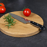 Handgefertigtes rundes Schneidebrett aus geölter Eiche, dekoriert mit Küchenutensilien