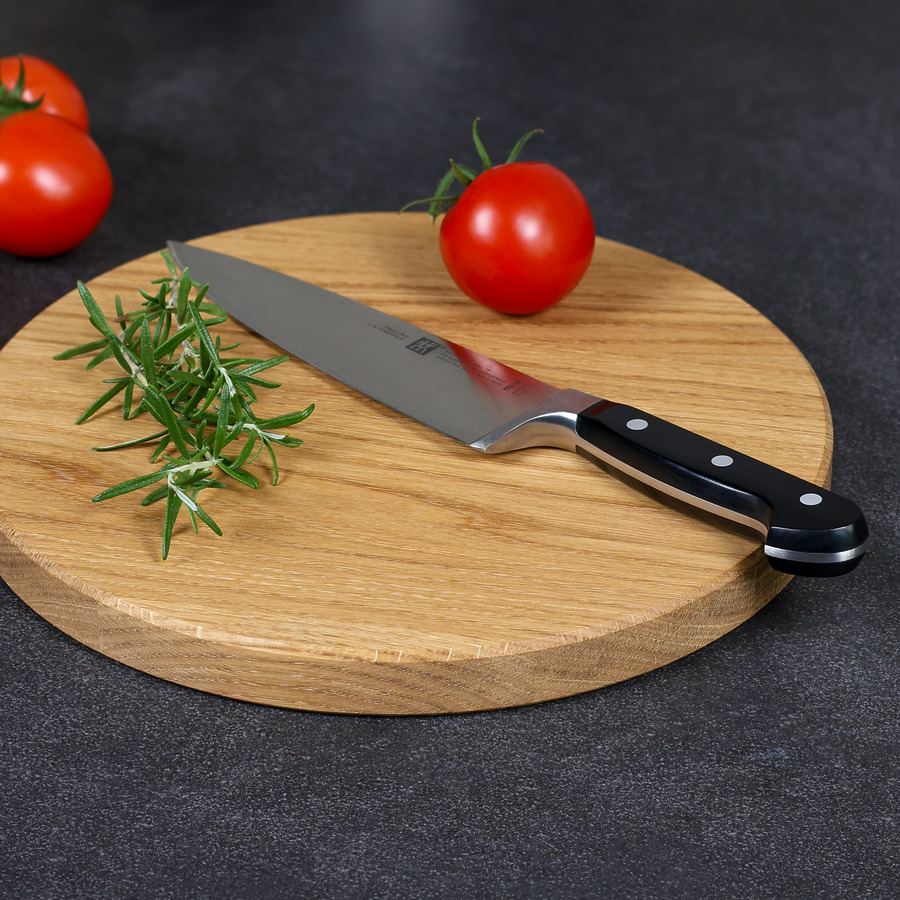 schneidebrett-eiche-rund-handgefertigt-4 Handgefertigtes rundes Schneidebrett aus geölter Eiche, dekoriert mit Küchenutensilien