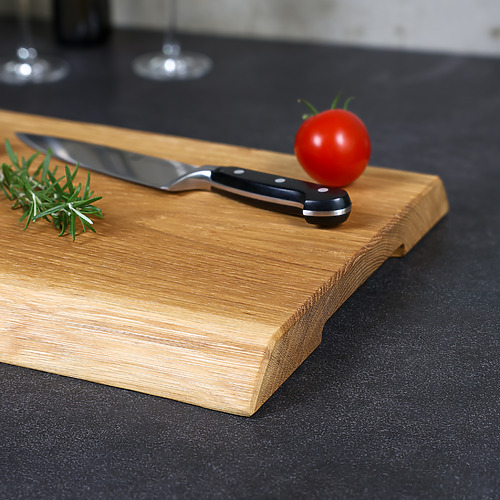 Rustikales Schneidebrett aus massivem Eichenholz mit natürlichen Baumkanten, handgefertigt und geölt