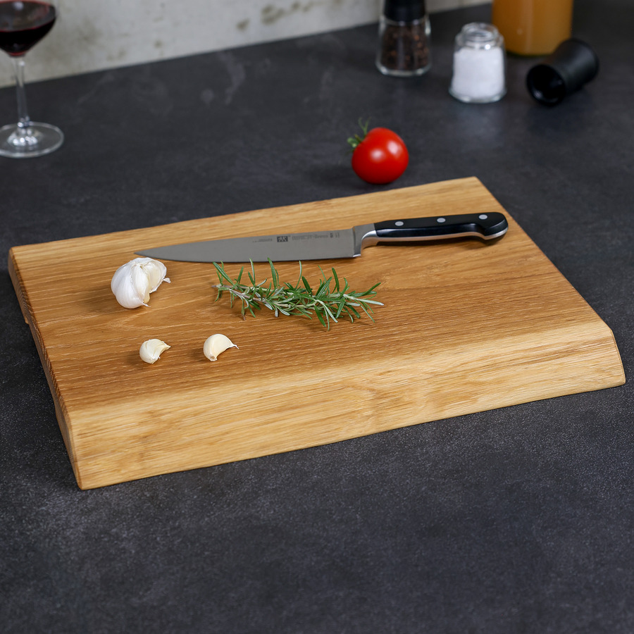 schneidebrett-eiche-rustikal-handgefertigt-2 Rustikales Schneidebrett aus Eiche mit Küchenutensilien dekoriert, handgefertigt und geölt