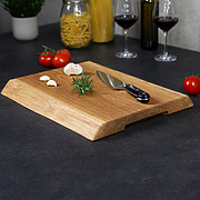 Detailaufnahme der Griffmulde eines rustikalen Schneidebrettes aus Eichenholz, fein geschliffen und geölt