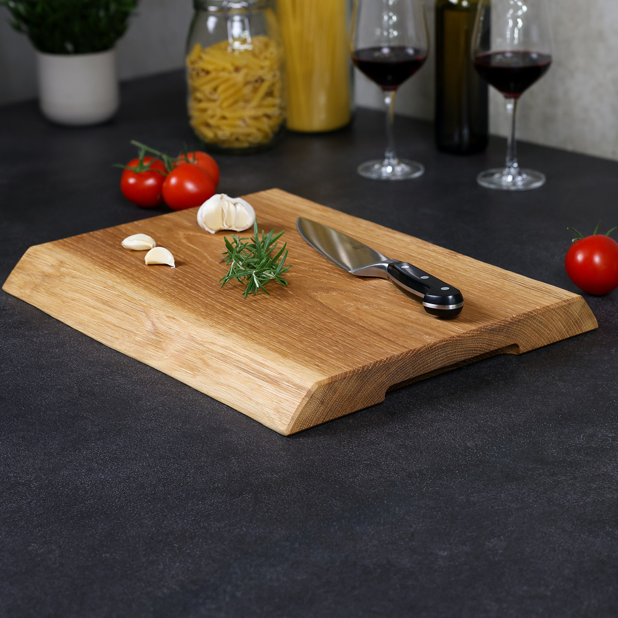 schneidebrett-eiche-rustikal-handgefertigt-3 Detailaufnahme der Griffmulde eines rustikalen Schneidebrettes aus Eichenholz, fein geschliffen und geölt