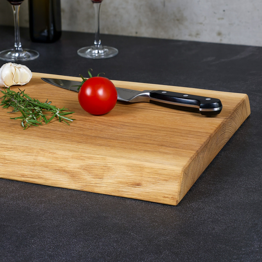 schneidebrett-eiche-rustikal-handgefertigt-4 Detailaufnahme der natürlichen Holzmaserung und der elegant gefasten Kante eines rustikalen Schneidebrettes aus Eiche