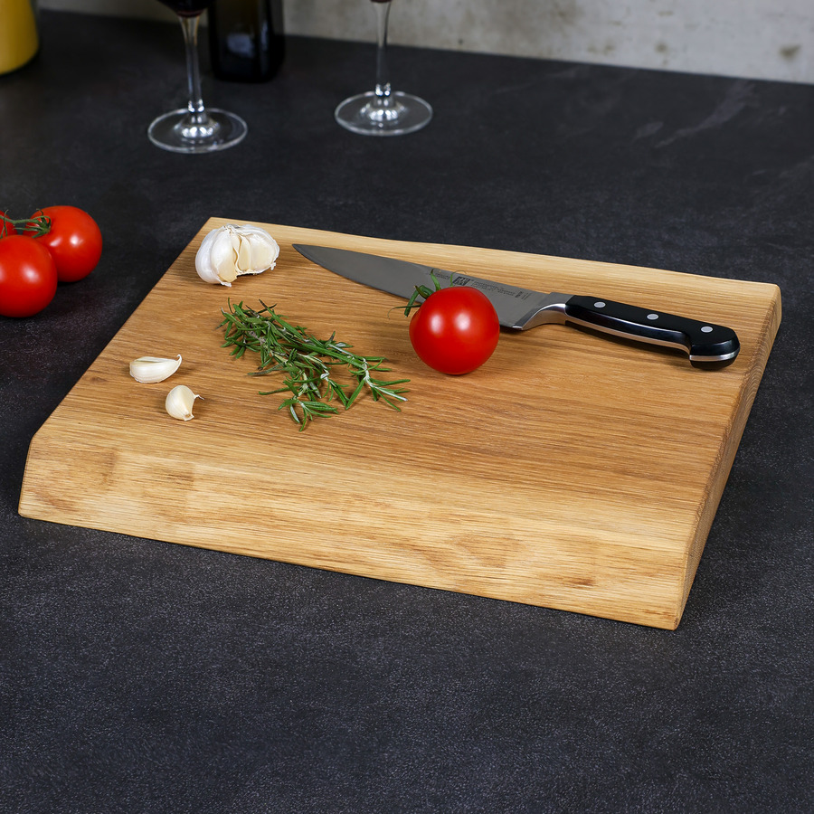 schneidebrett-eiche-rustikal-handgefertigt-5 Handgefertigtes Schneidebrett aus geölter Eiche, dekoriert mit Küchenutensilien, mit natürlichen Baumkanten