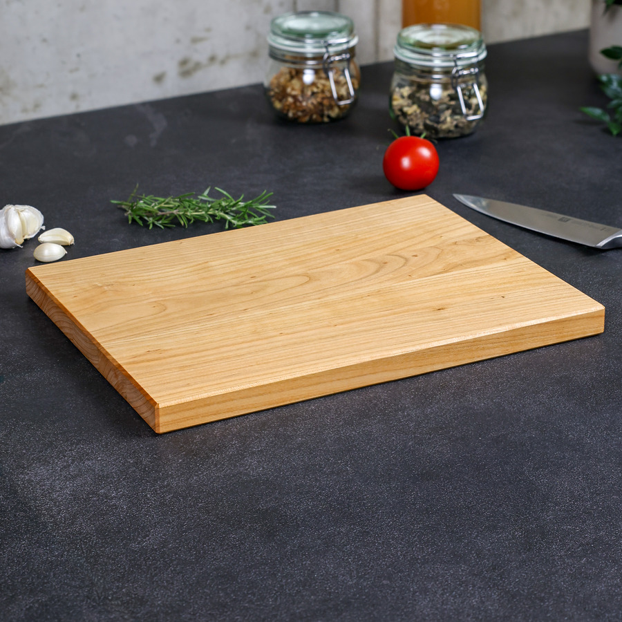 schneidebrett-kirsche-handgefertigt-5 Schneidebrett aus massivem Kirschholz ohne Saftrille und Griffmulde, handgefertigt mit geölter Oberfläche