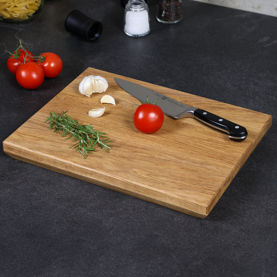 schneidebrett-schweizer-kante-handgefertigt-2 Schneidebrett mit Schweizer Kante mit Küchenutensilien dekoriert, handgefertigt und geölt