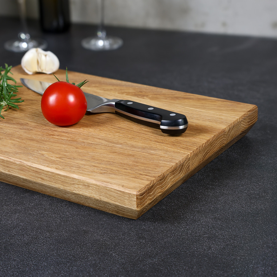 schneidebrett-schweizer-kante-handgefertigt-3 Detailaufnahme der natürlichen Holzmaserung und der elegant gefasten Kante eines handgefertigten Schneidebrettes mit einer Schweizer Kante