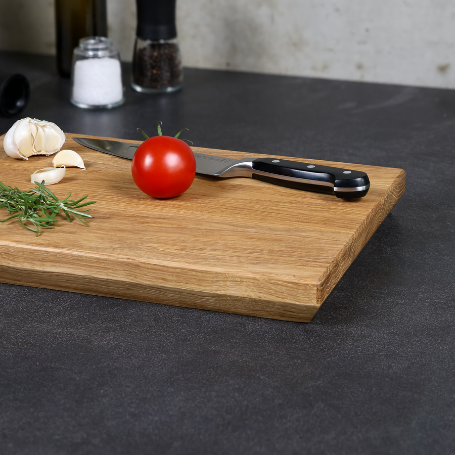 schneidebrett-schweizer-kante-handgefertigt-4 Handgefertigtes, geöltes Schneidebrett aus Massivholz, dekoriert mit Küchenutensilien