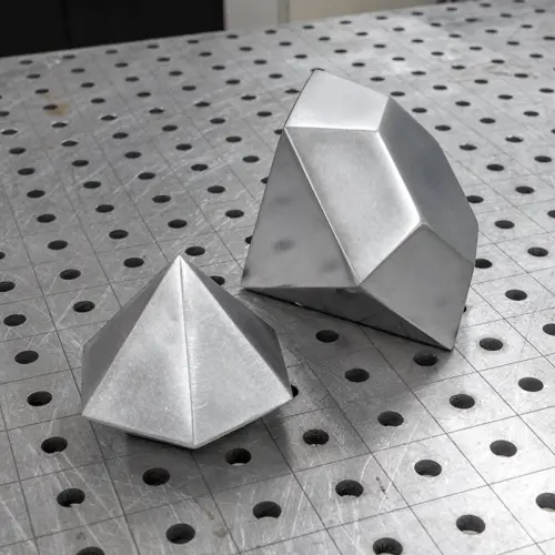 Ein Diamant in verschiedenen Größen als Bausatz zum Schweißen. Geeignet für MAG-, WIG- sowie Elektrodenschweißen.