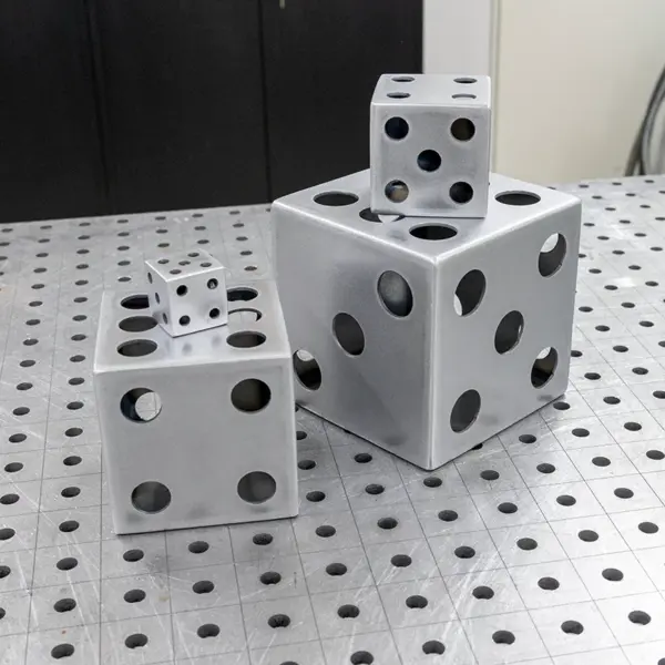 Ein Spielwürfel in unterschiedlichen Größen als Bausatz zum Schweißen. Geeignet für MAG-, WIG- sowie Elektrodenschweißen.