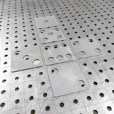 Ein aufgeklappter und sortierter Spielwürfel mit sechs Seiten zum Verschweißen.