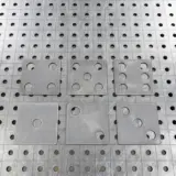 Die sechs Einzelteile eines Spielwürfels zum Schweißen.