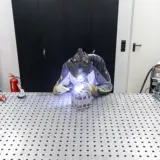 Ein Spielwürfel wird mit WIG geschweißt.